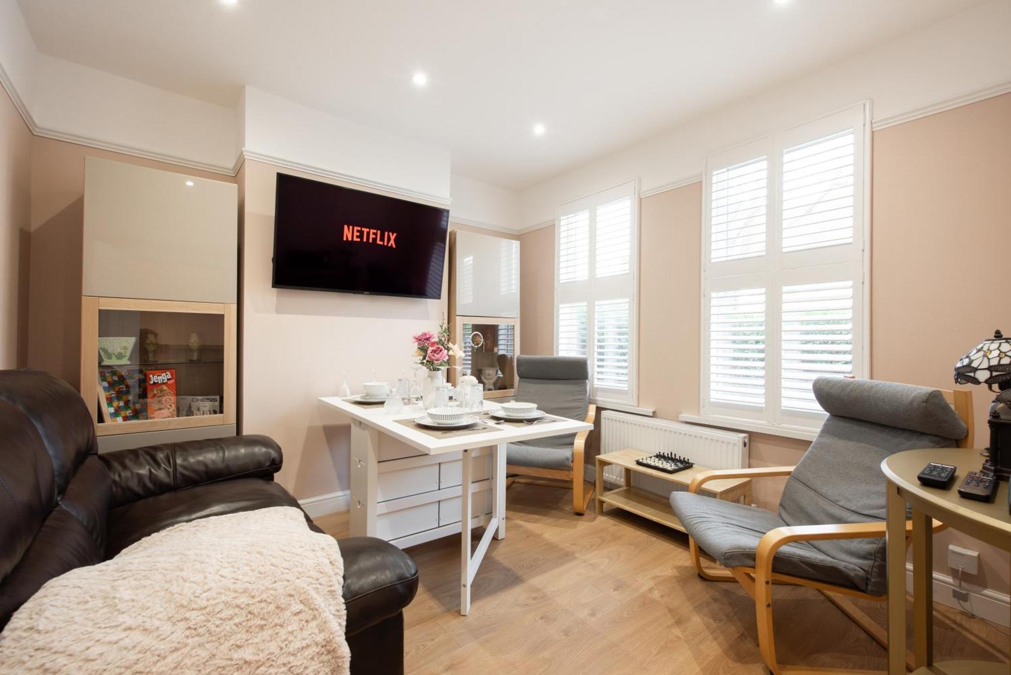Victorian 2Br Apartment, King Beds, Fast Wifi, Near Shops, Cafes & Transport, E17 London Exterior photo