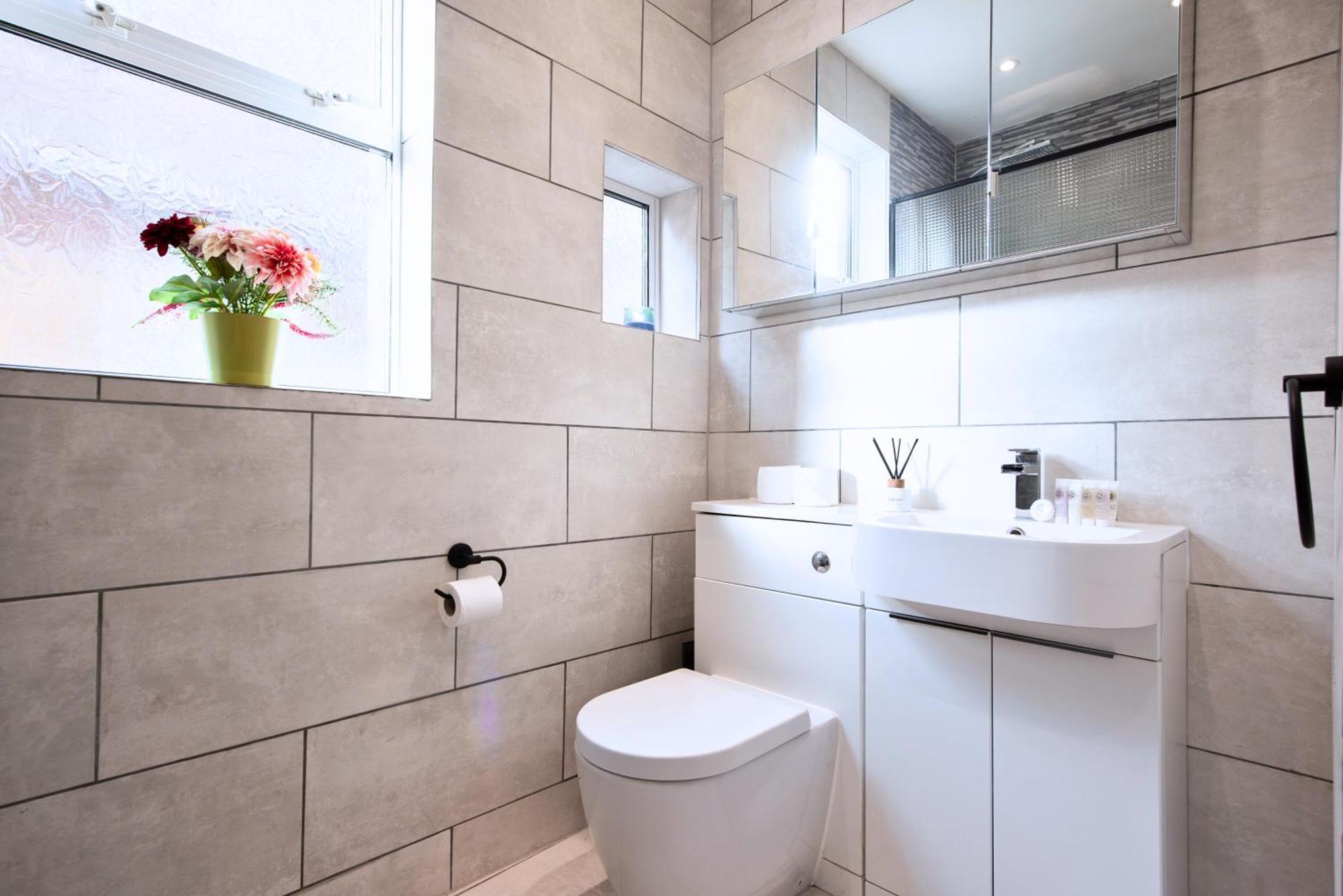 Victorian 2Br Apartment, King Beds, Fast Wifi, Near Shops, Cafes & Transport, E17 London Exterior photo