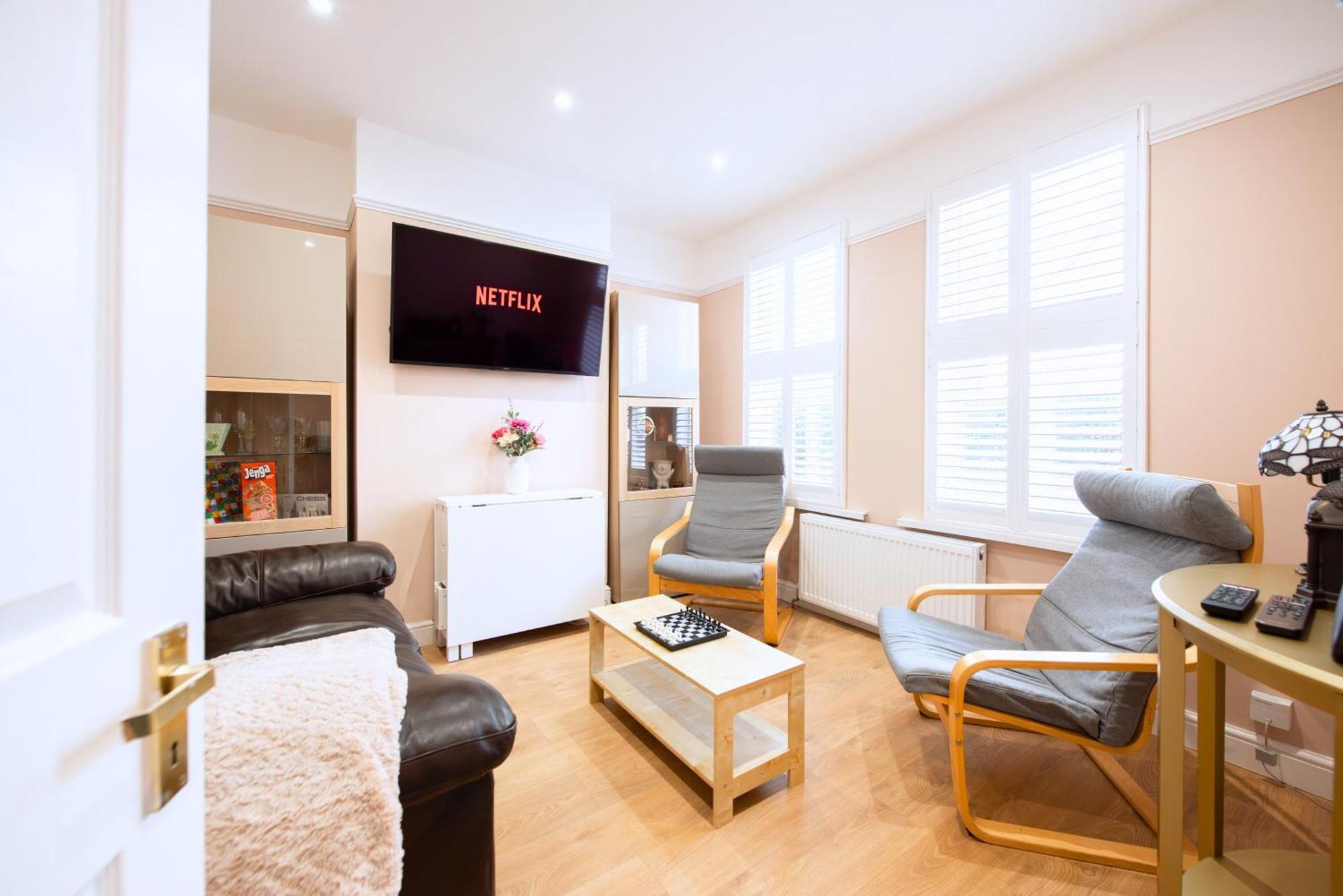 Victorian 2Br Apartment, King Beds, Fast Wifi, Near Shops, Cafes & Transport, E17 London Exterior photo